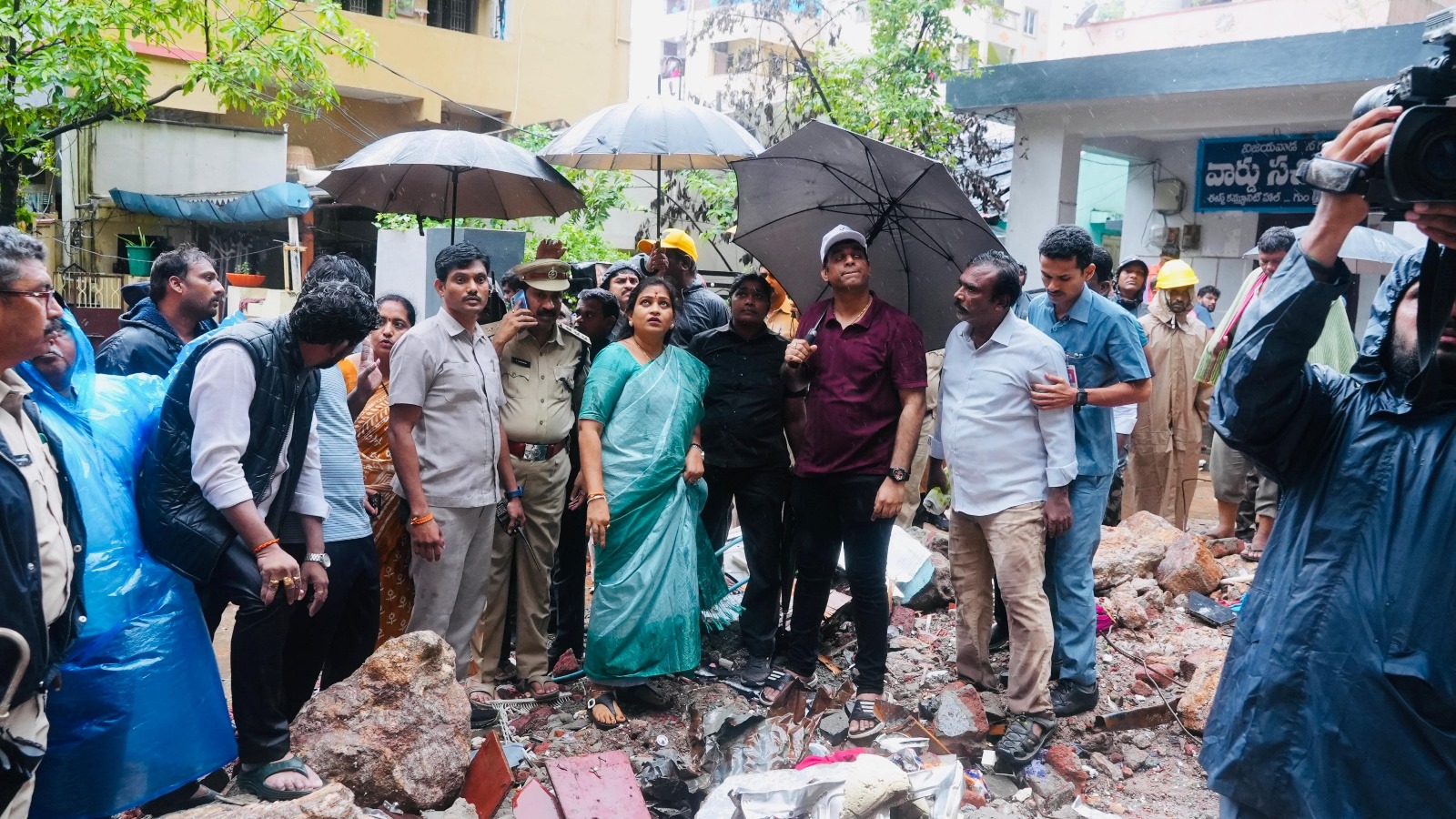 Vijayawada Landslide: కొండచరియలు విరిగిపడిన ప్రాతంలో హోమ్ మంత్రి అనిత పర్యటన..