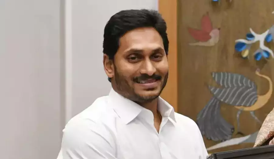 Y.S Jagan Birthday Special: రాజమండ్రిలో 40 వేల అడుగుల భారీ ఫ్లెక్సీ.. తాడేపల్లి నివాసం వద్ద వినూత్న కటౌట్లు